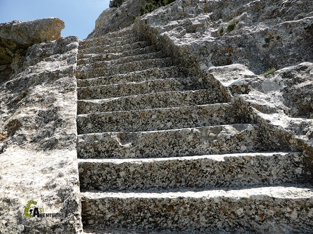 Escaleras talladas en roca, en poblado ibérico
