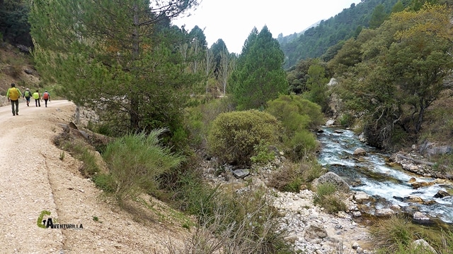 Por el otro margen del río Castril, terminamos el último tramo por pista hasta el camping el Cortijillo