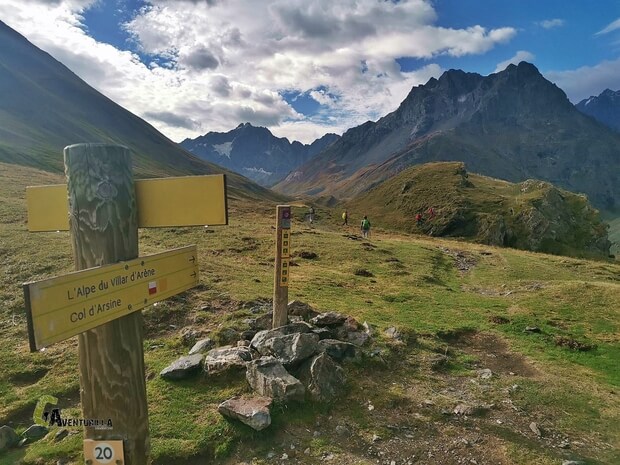 Cruce de caminos señalizado en Alpes