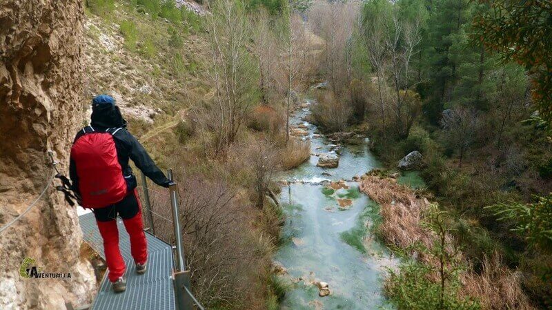 Bajando al río Guadalope desde una pasarela