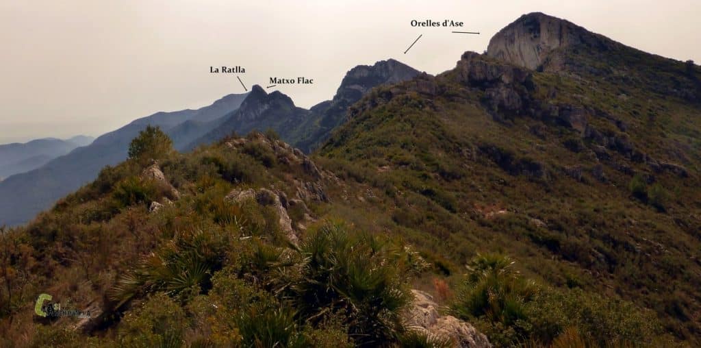 Cresta de sierra de Corbera, vista desde el las inmediaciones del pico de la Cruz del Cardenal