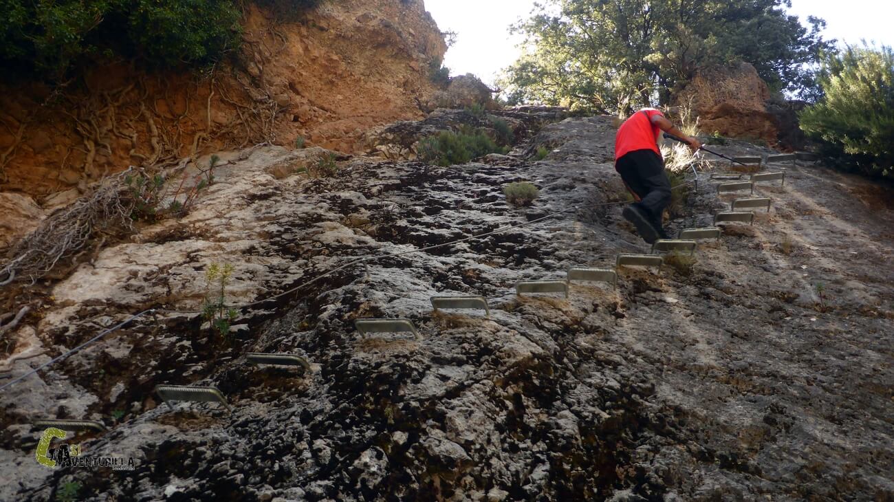 Subiendo por pasos equipados en el barranco de los Amanaderos