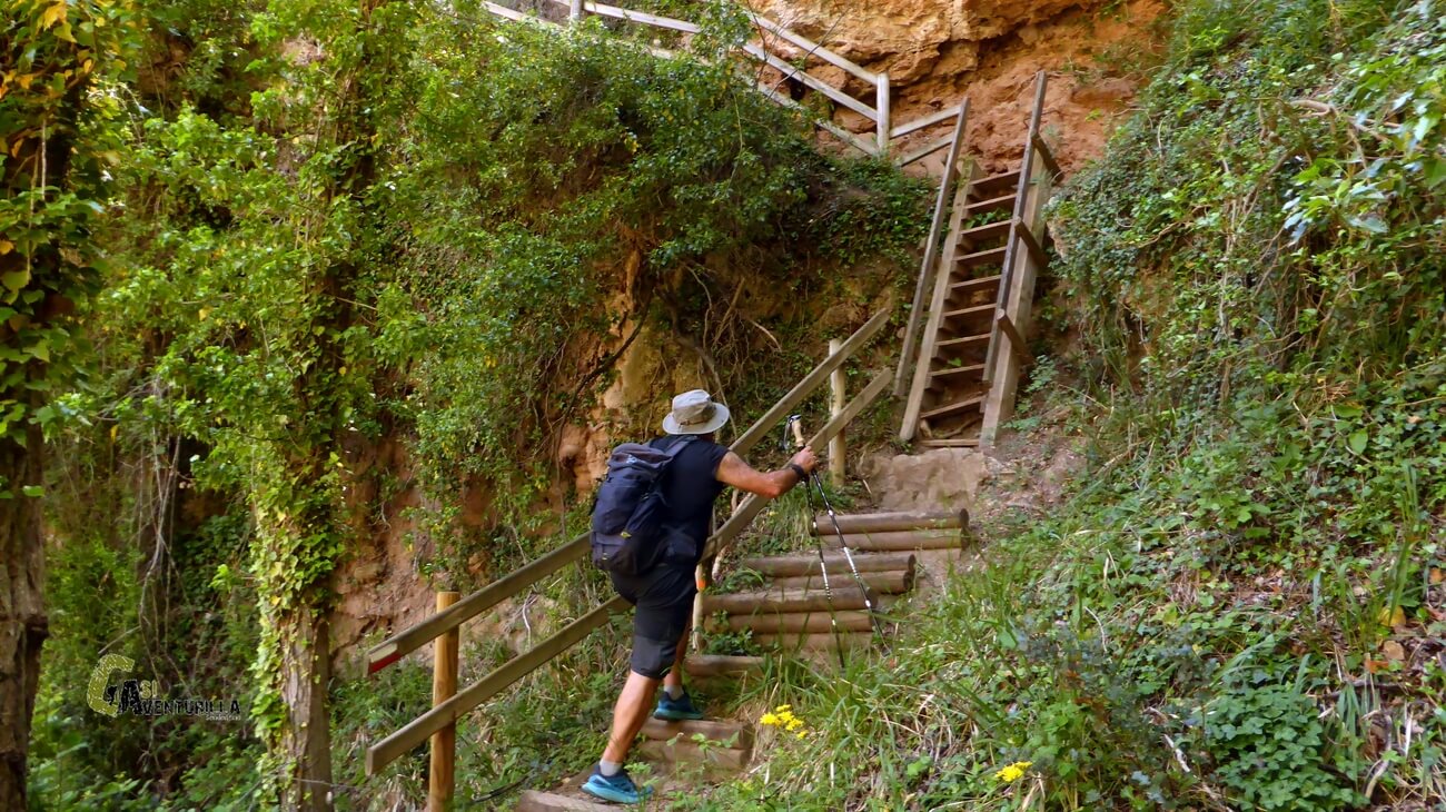 Escaleras de madera desde el Salto de las Ninfas