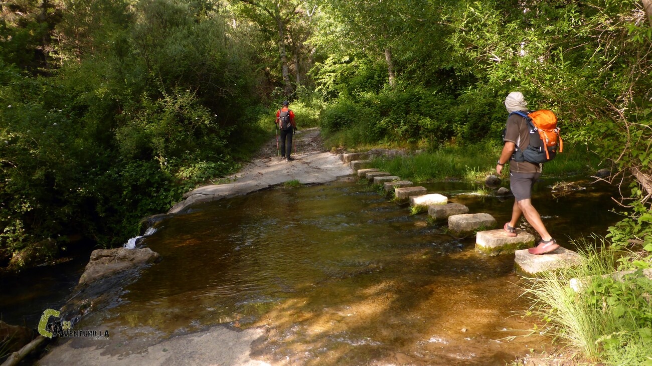 Cruzando el rio Linares por unos pilones de hormigon