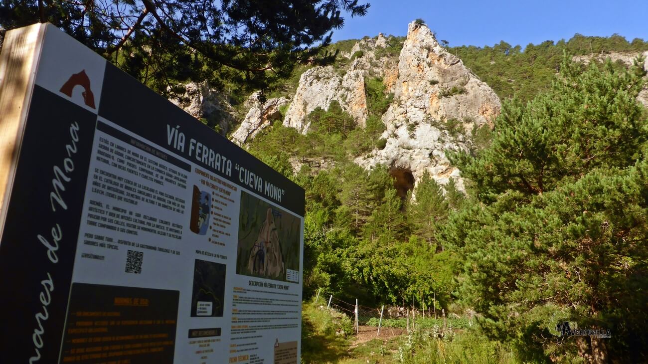 Cartel de la ferrata cueva Mona