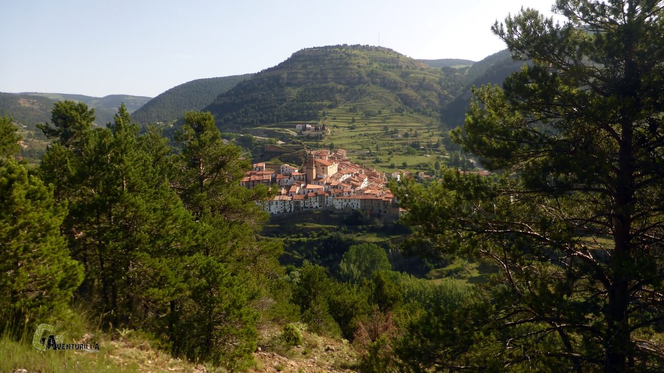 Linares de Mora entre los arboles