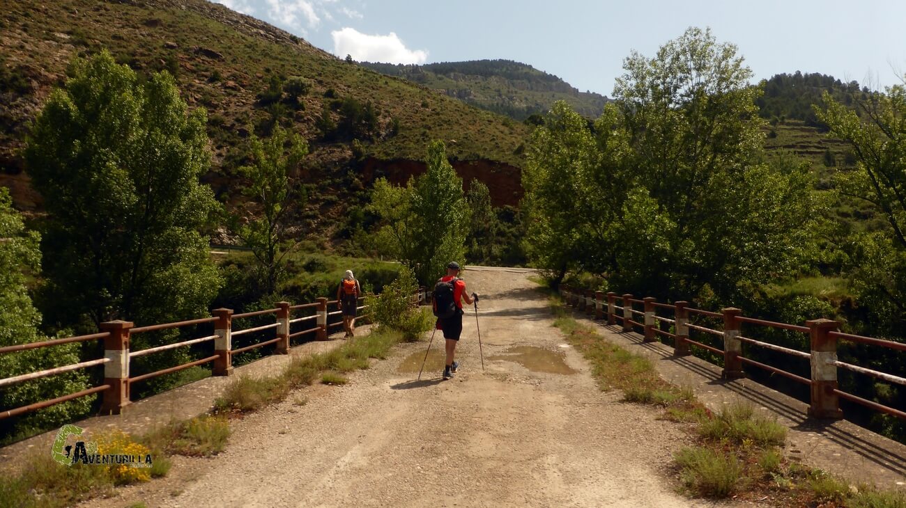 Cruzando el puente hacia la carretera