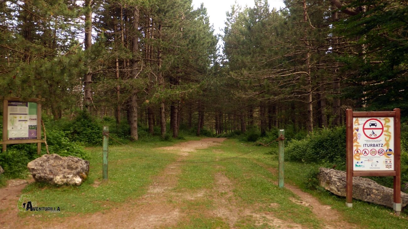 Aparcamiento para comenzar la ruta de los laberintos de Arno y Katarri