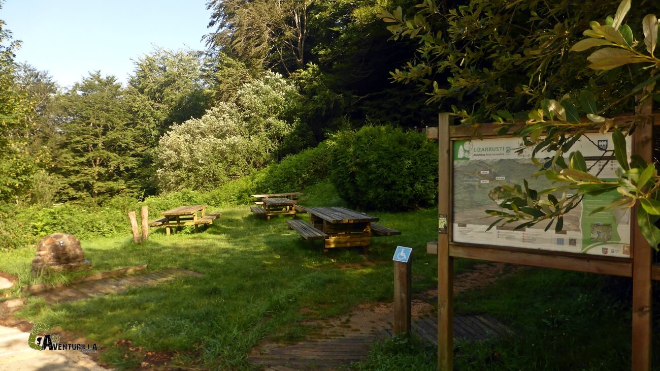 Mesas y bancos junto al centro de interpretacion del Parque Natural de Aralar