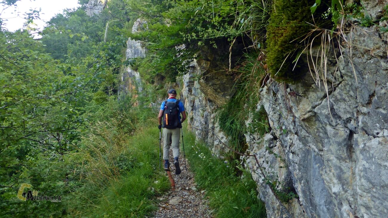 El sendero transcurre junto a la pared rocosa