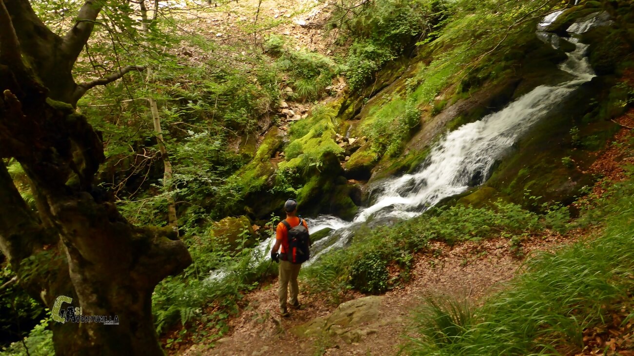 Cascada del río Zirauntza subiendo al nacimiento