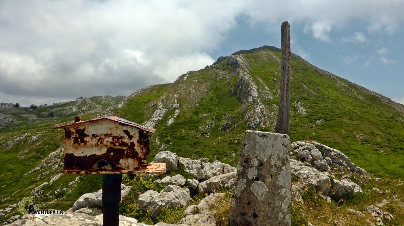 Buzon de cumbre en el pico Argorri