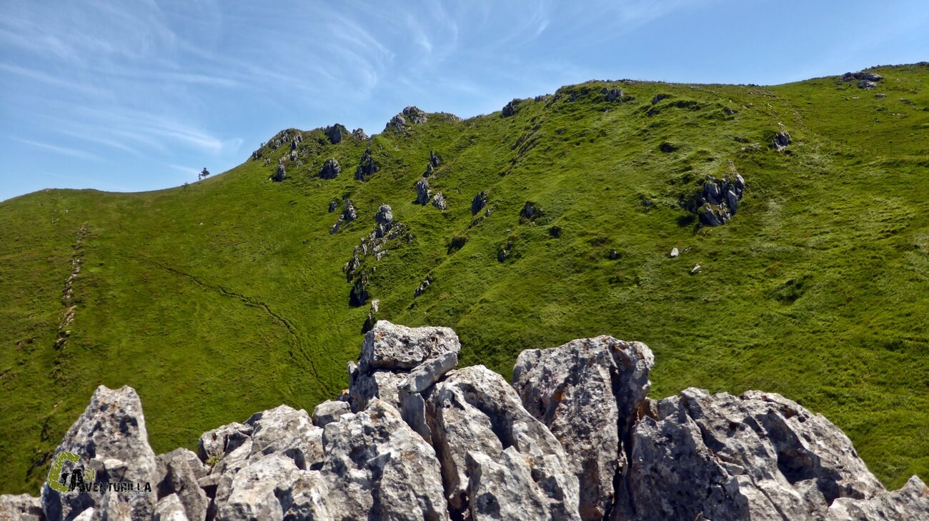 Cumbre sin nombre en la sierra de Aralar