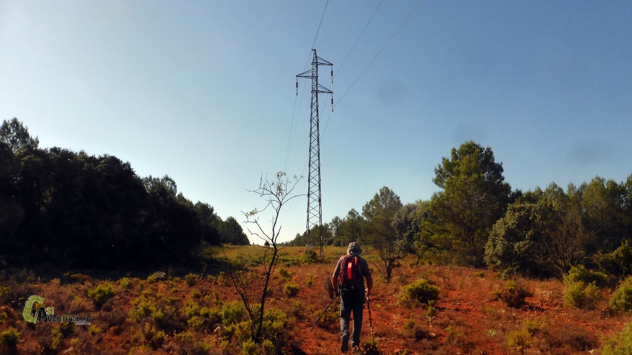 Caminando por la linea de torres de alta tension