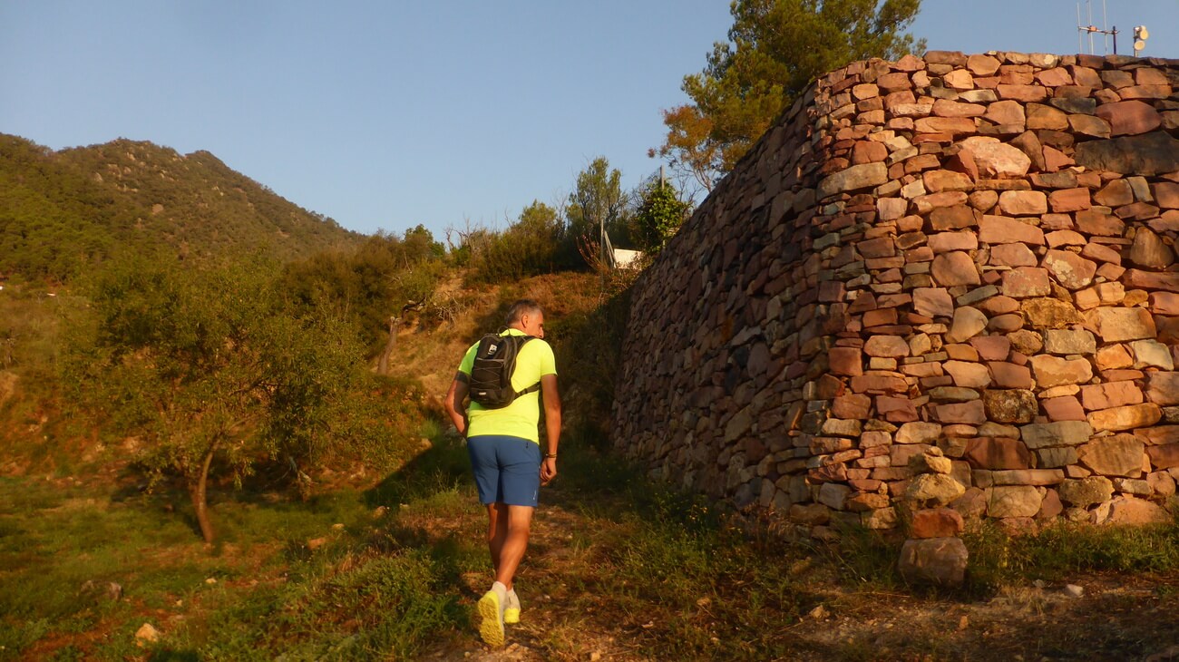 Subiendo junto al muro de piedras