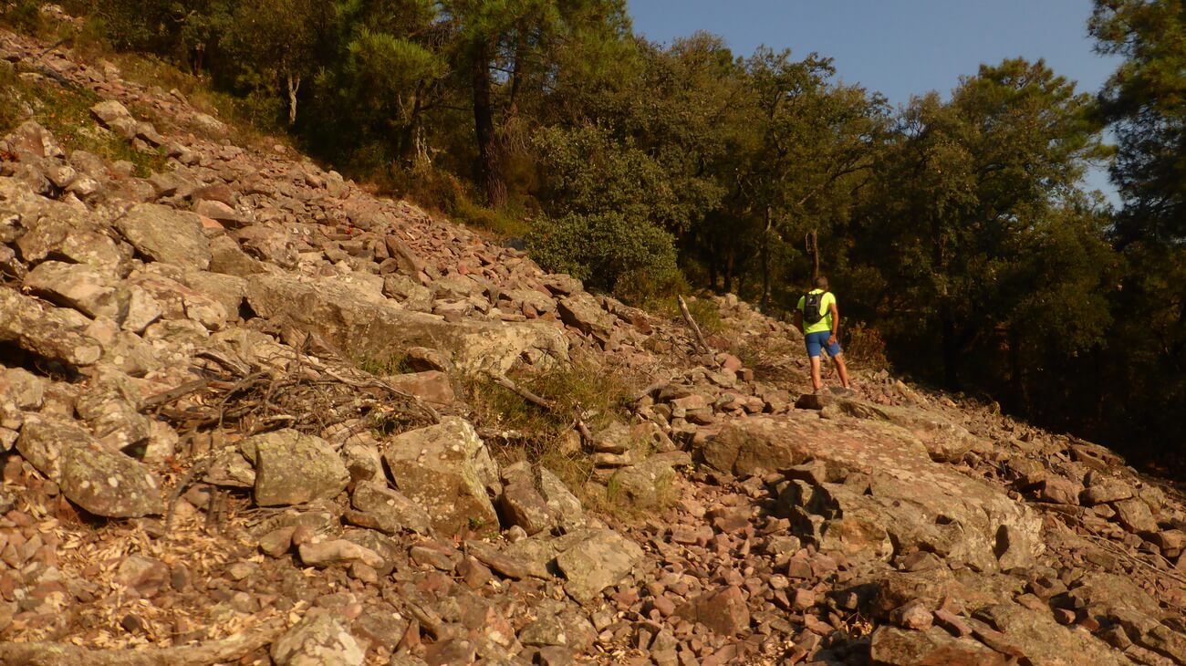 Cruzando una pedrera en la sierra de Espadan