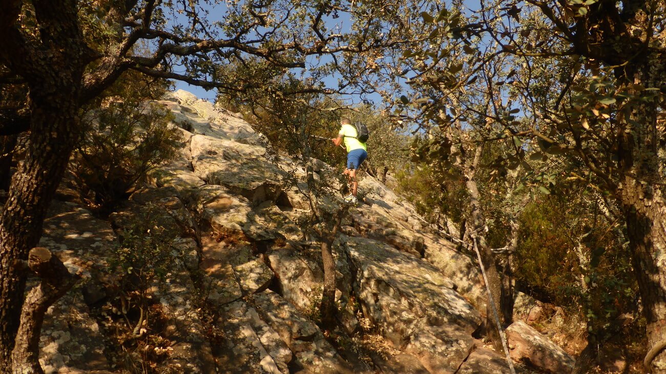 Ascendiendo por pedrera con cuerdas