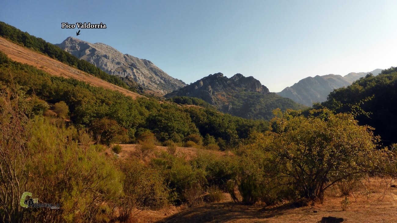 Bella panorámica hacia el pico Valdorria