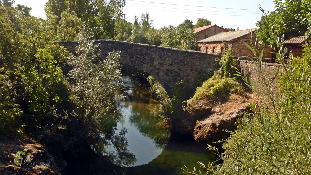Puente medieval en Valdepielago