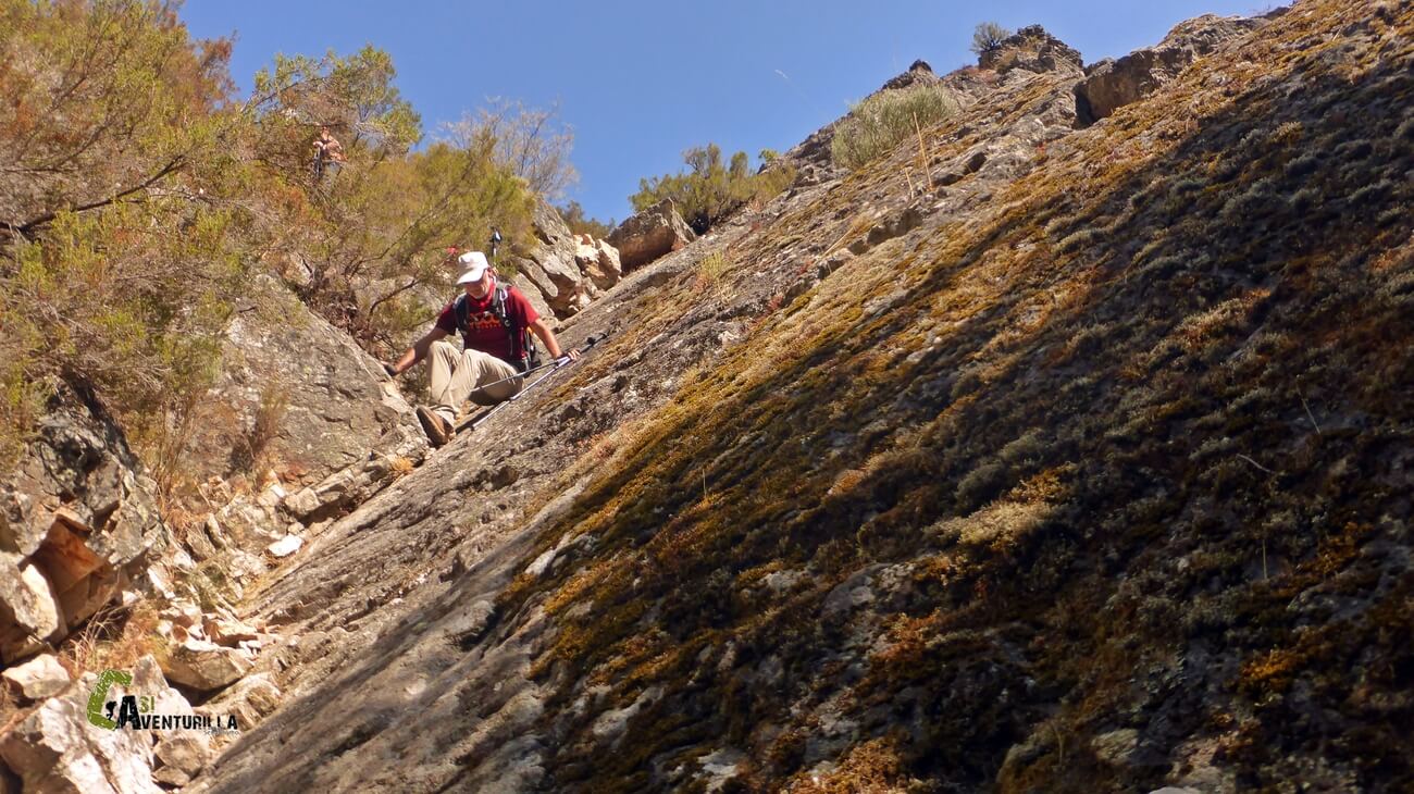Bajando con dificultades hasta el arroyo de Valdecesar