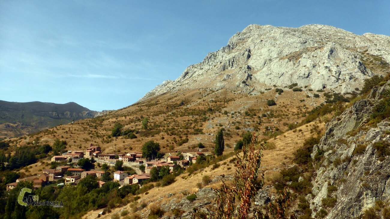 pueblo de Valdorria y el pico Valdorria
