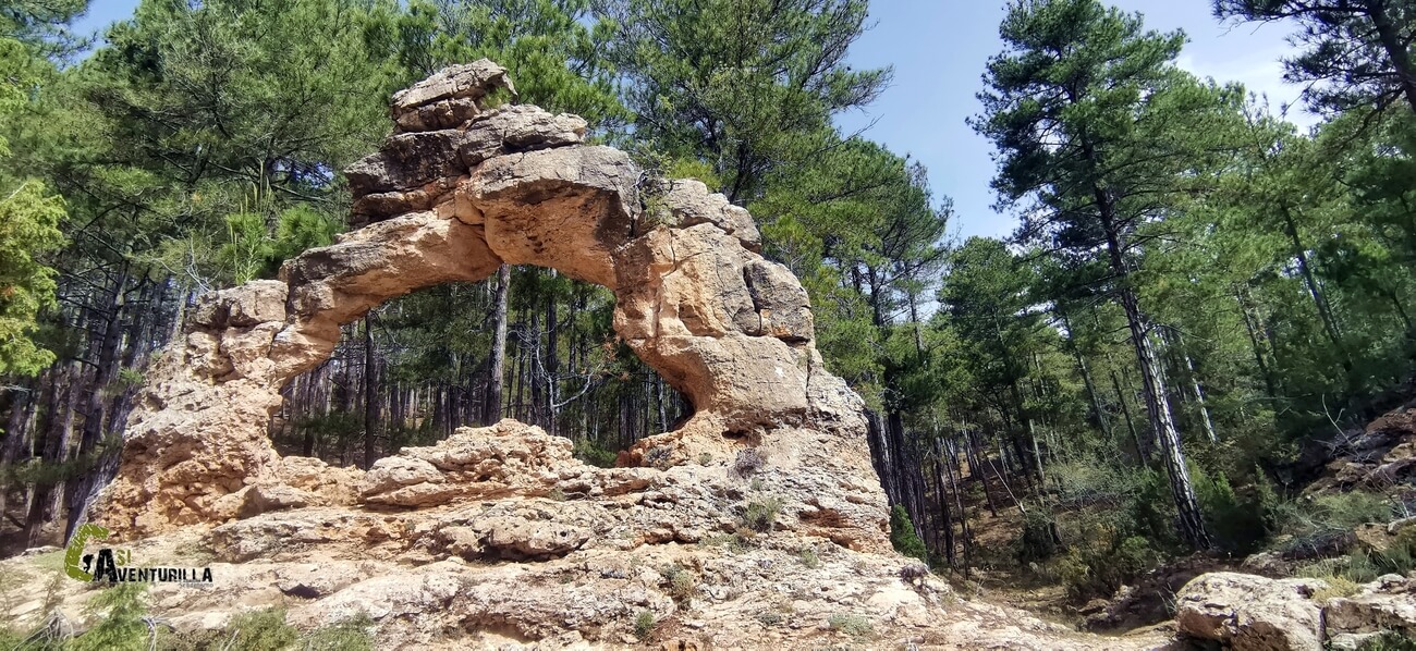 Arco natural de piedra en la sierra de Gudar
