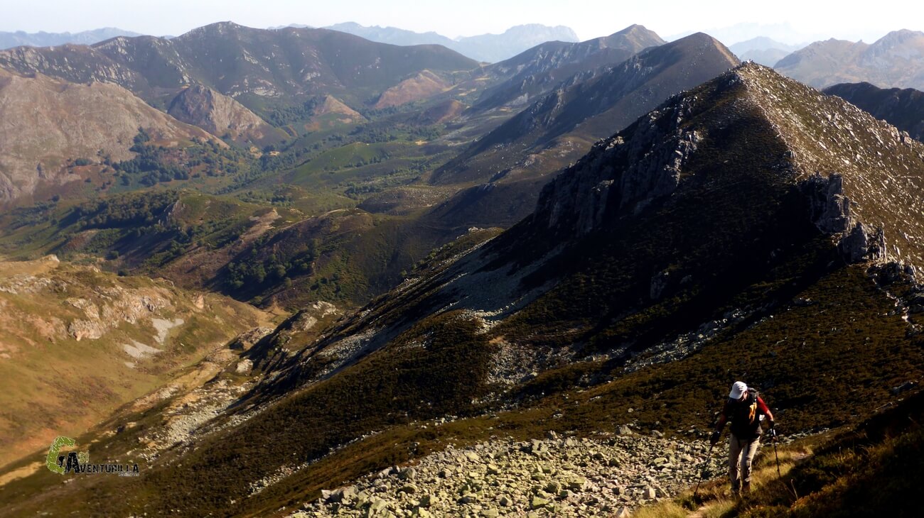 Subiendo al pico Torres junto al creterio