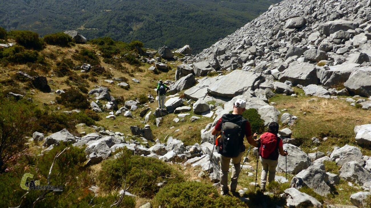 Bajando entre rocas