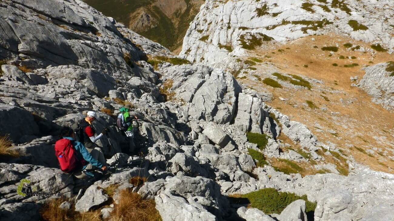 Bajando por tramo de rocas