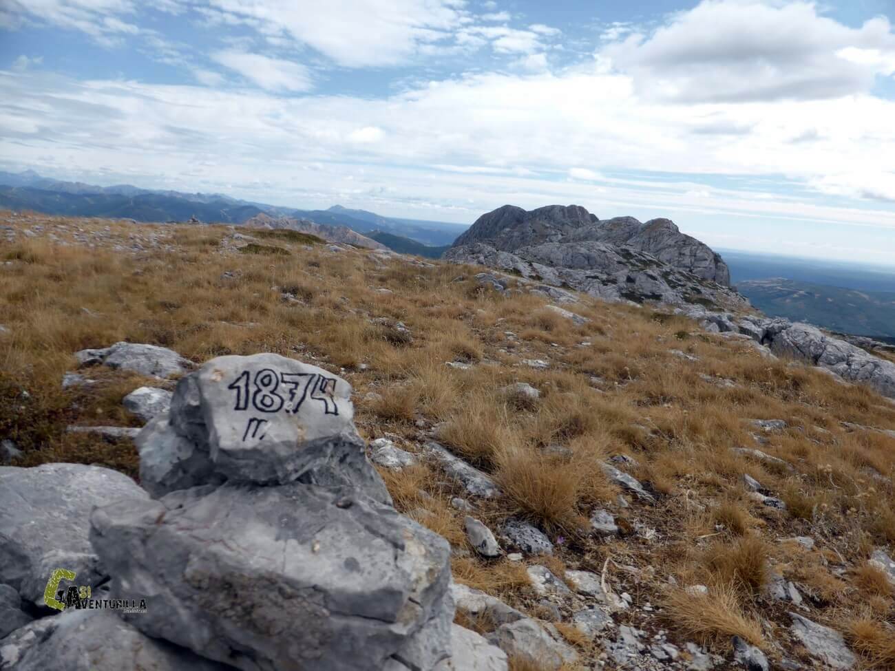 Hito en alguna cima de la montaña