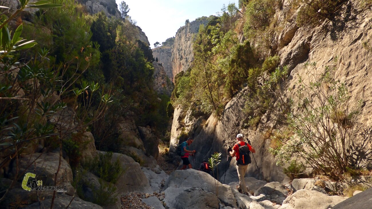 Entrando en un estrecho del barranco del Salt del Cavall