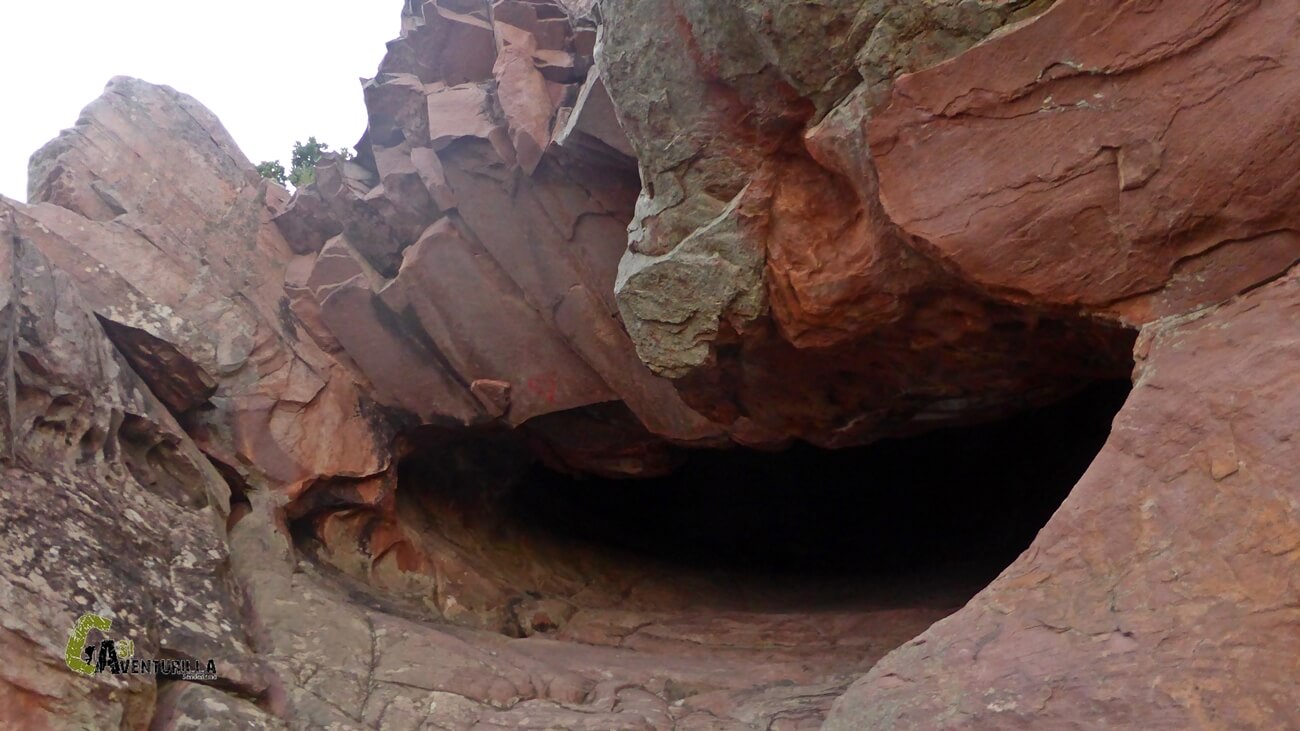 Entrada de la coveta de Santa Ines