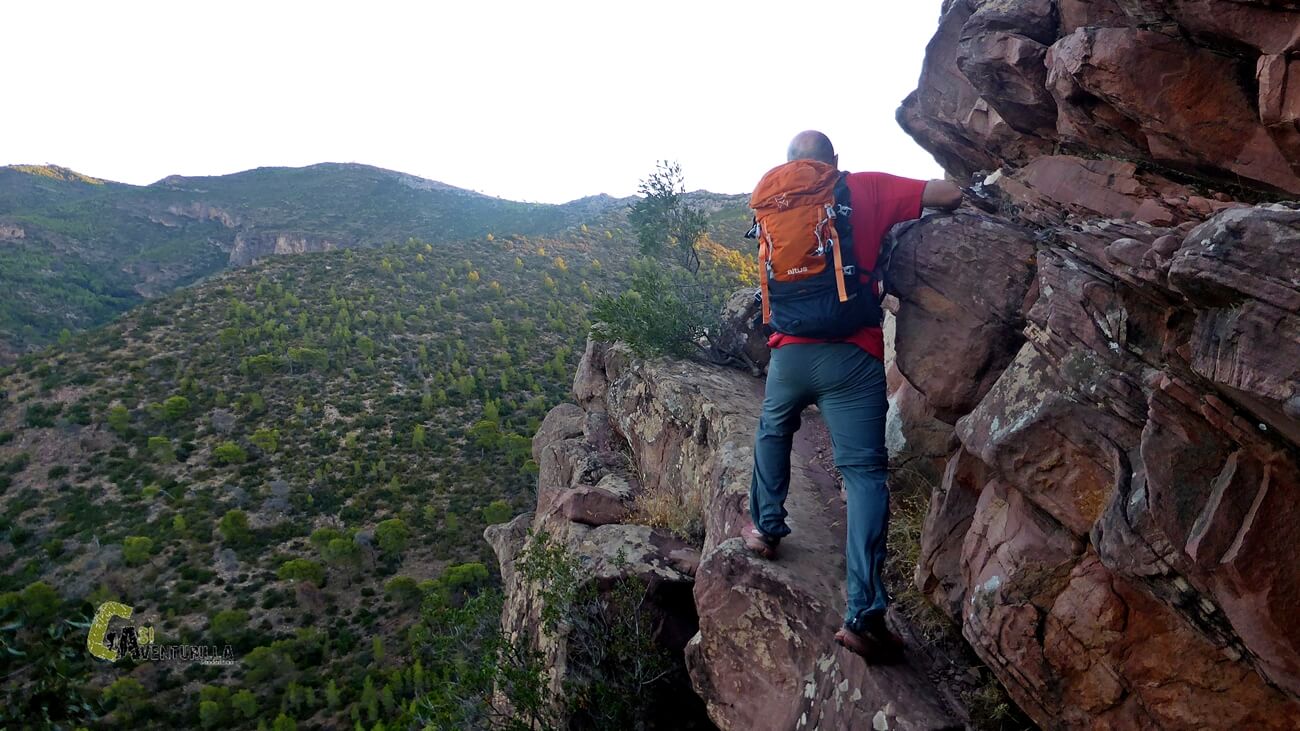 Accediendo a la coveta de Santa Ines