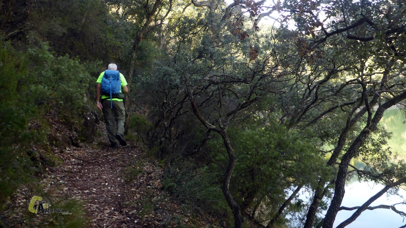 Sendero junto al embalse de Benitandus