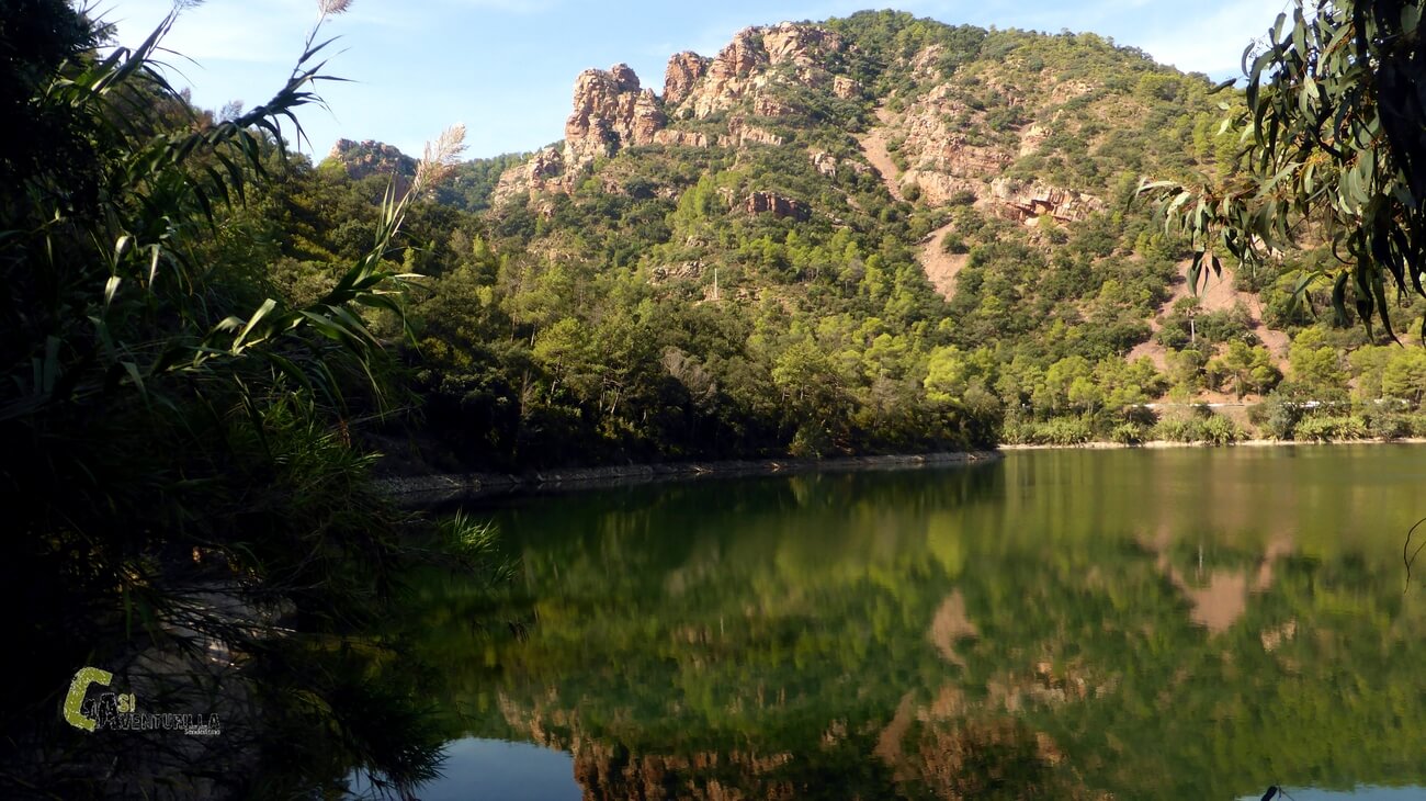Organos de Benitandus reflejados en el embalse
