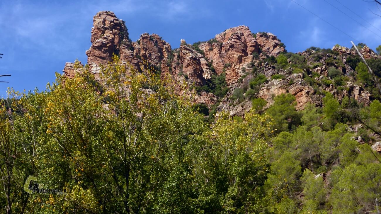 Organos de Benitandus desde el embalse de Benitandus