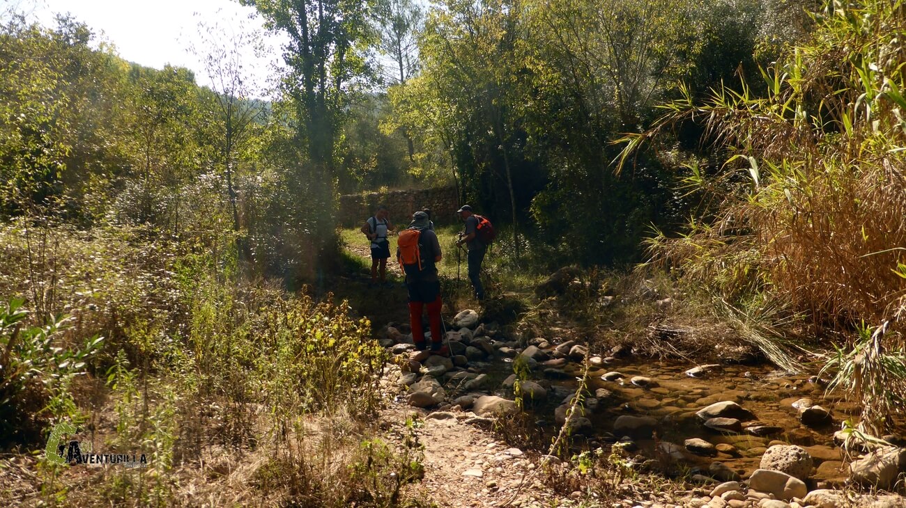 Cruzando el rio Veo con poca agua