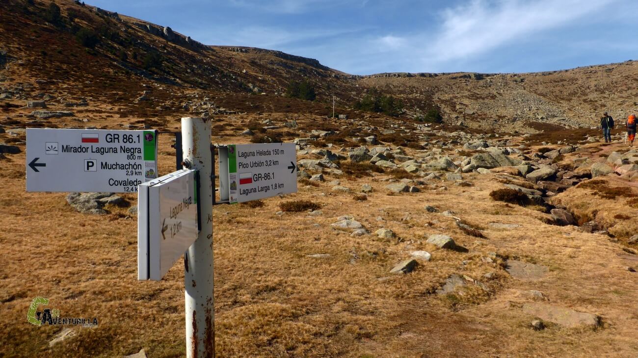 Poste indicador en un cruce de sendas