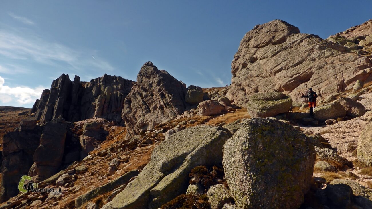 Grandes rocas bajo el pico Urbion