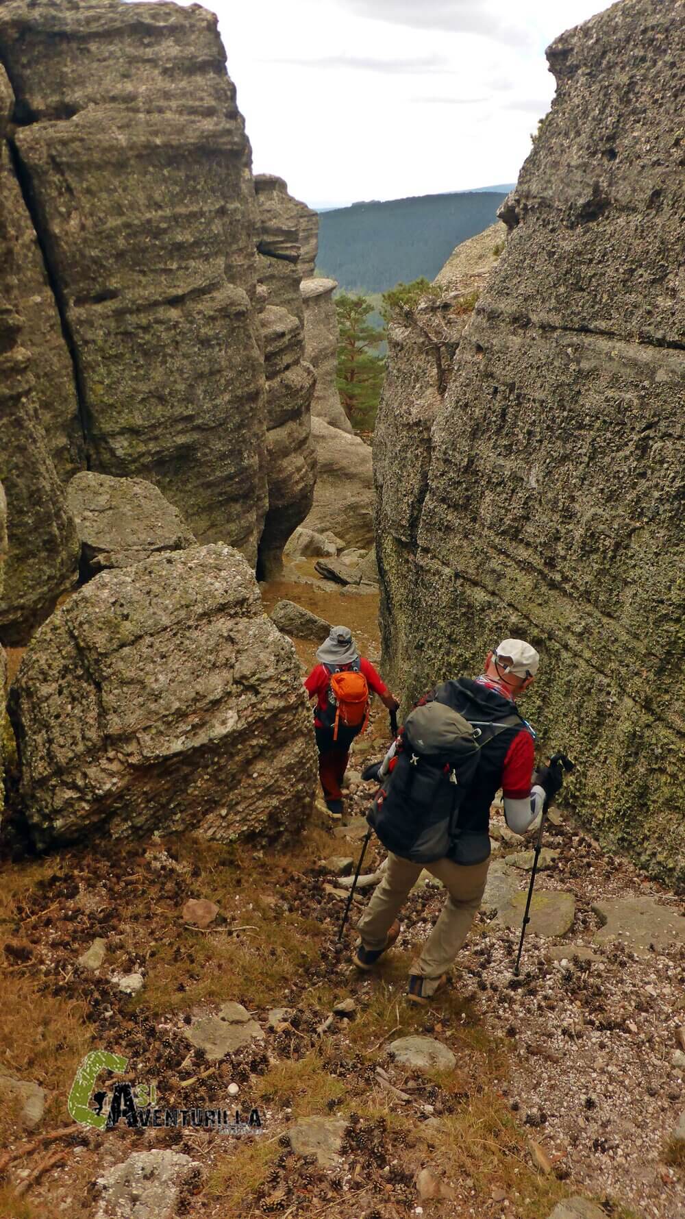 Pasillo entre rocas en Ambascuerdas