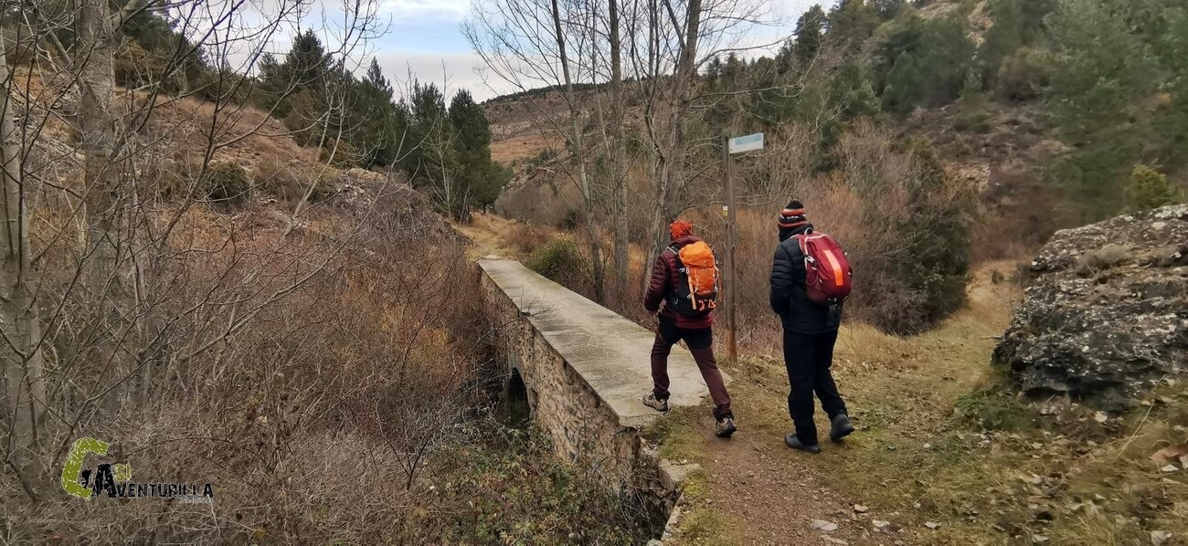 Pasando por encima del acueducto