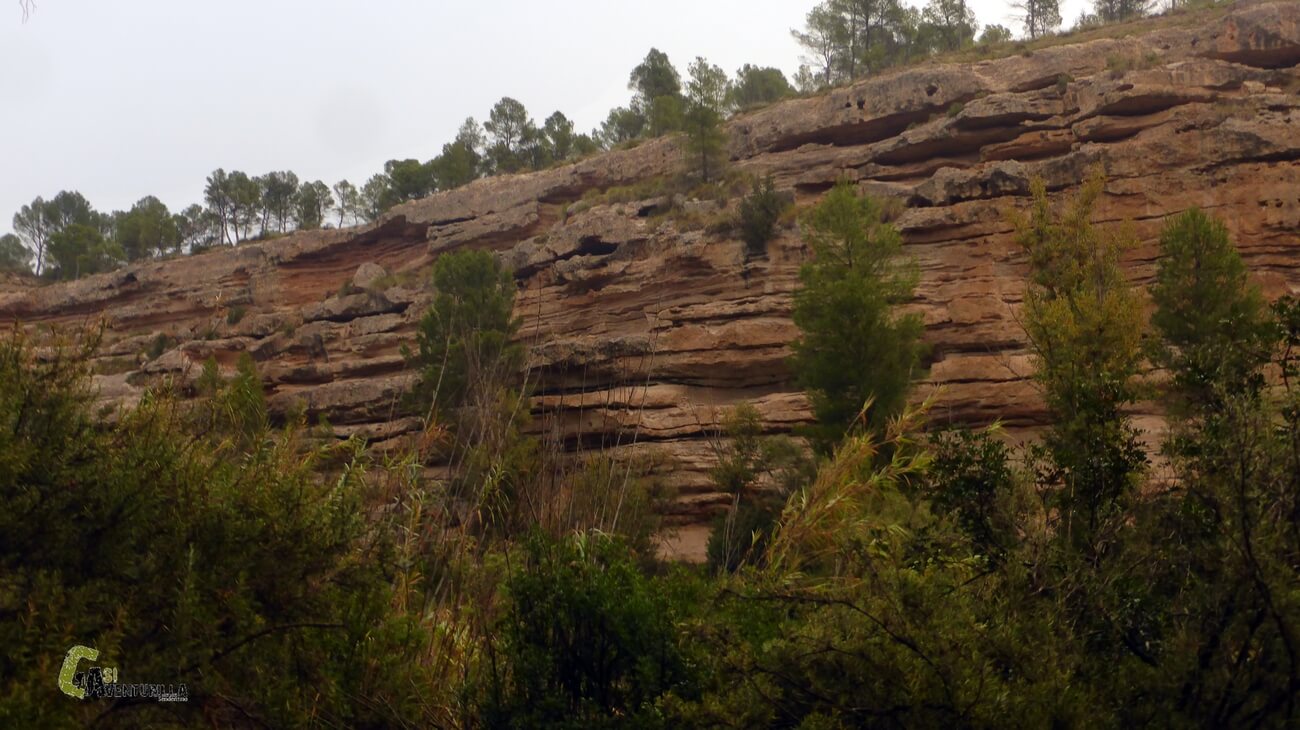 Pared con estratos en el rio Cabriel