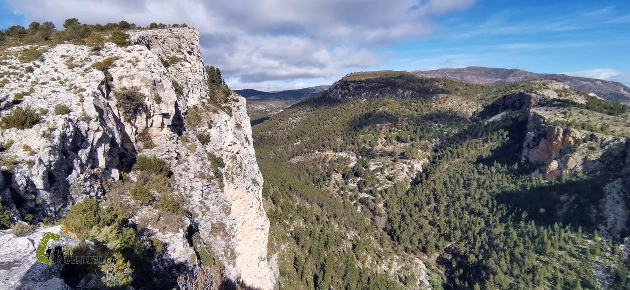 El Montcabrer al fondo