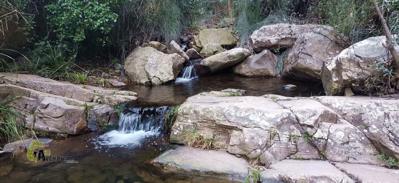 Pequeños saltos de agua en el barranco