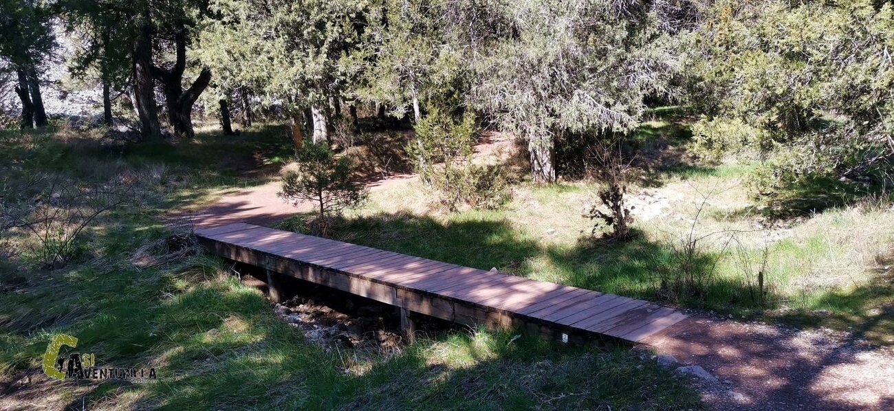 Pasarela hacia la cascada de la Fuentona