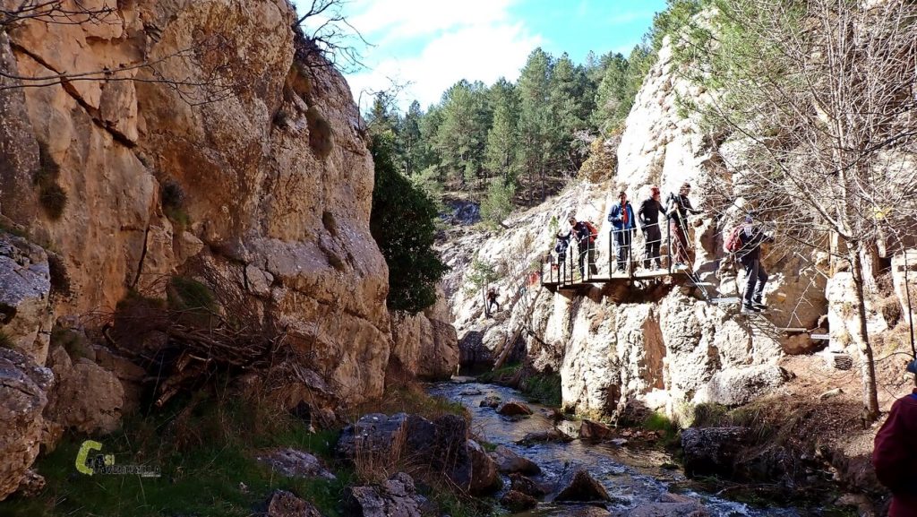 Pasarelas en el cañon del rio Alcala