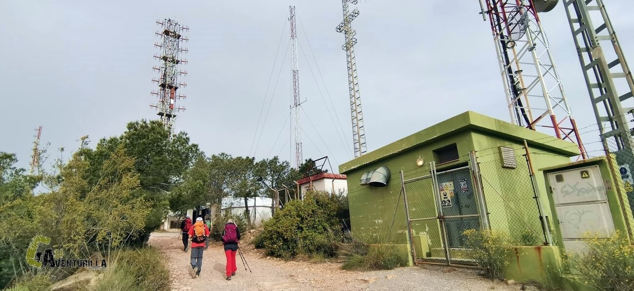 Pasando junto a la antenas de telecomunicaciones