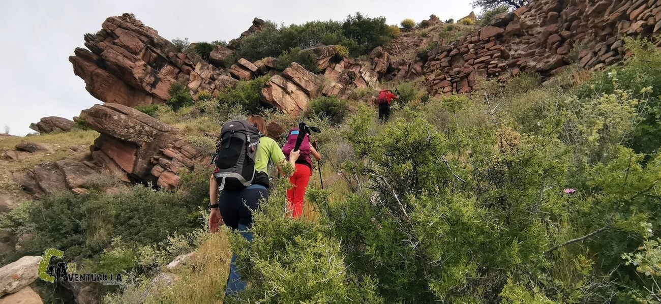 Sendero entre rodeno para subir al castillo del Real