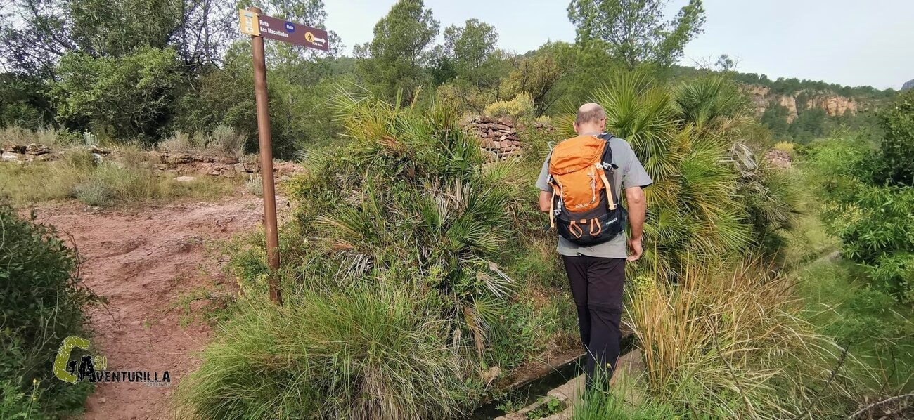 Caminando por encima de una acequia
