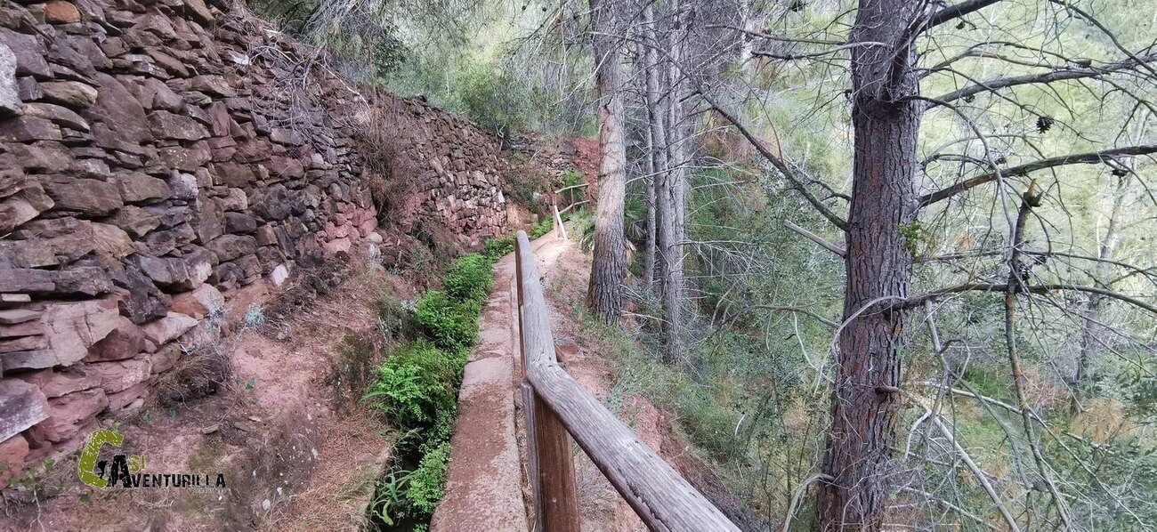 Recorrido senderista por encima de una acequia